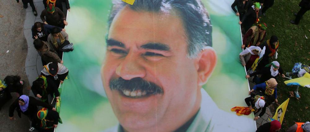 Kurden fordern bei einer Demonstration die Freilassung des in der Türkei inhaftierten PKK-Chefs Öcalan.