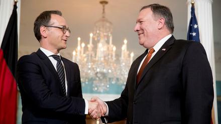 Mike Pompeo, Außenminister der USA, begrüßt Bundesaußenminister Heiko Maas (SPD). 