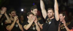Handball-Nationaltorwart Andreas Wolff jubelt in der Max-Schmeling-Halle.