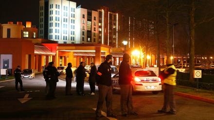 Französische Polizisten sichern das "New York Hotel" vor den Toren des Disneyland Paris. In dem Hotel wurde ein bewaffneter Mann festgenommen. 