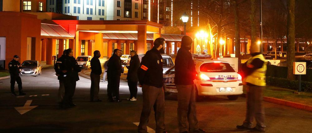 Französische Polizisten sichern das "New York Hotel" vor den Toren des Disneyland Paris. In dem Hotel wurde ein bewaffneter Mann festgenommen.