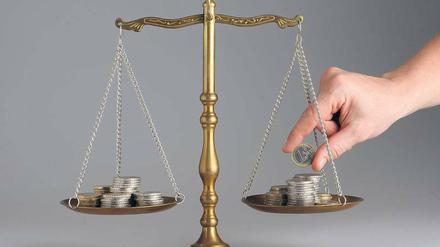 In die Waagschale legen. Die Argumente für ein Hochschulstudium wiegen schwer. Eine Studie vergleicht sie mit denen für Fortbildungen zum Techniker oder Master und kommt zu dem Schluss, dass diese durchaus mithalten können – etwa beim Gehalt. 