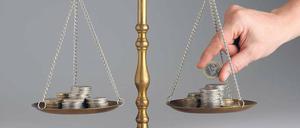 In die Waagschale legen. Die Argumente für ein Hochschulstudium wiegen schwer. Eine Studie vergleicht sie mit denen für Fortbildungen zum Techniker oder Master und kommt zu dem Schluss, dass diese durchaus mithalten können – etwa beim Gehalt.