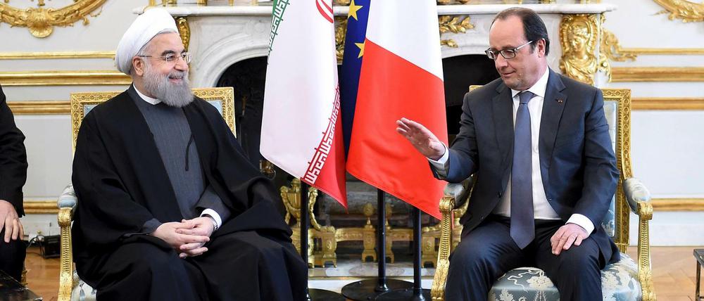 Irans President Hassan Rouhani und Francois Hollande bei einem Treffen in Paris.