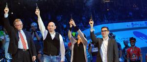 Berlins Innensenator Frank Henkel (CDU, l.), der Geschäftsführer der veranstaltenden Madison Sports Group, Mark Darbon (r.) und zwei Zuschauer geben den Startschuss zur offiziellen Eröffnung des 105. Sechstagerennens im Velodrom in Berlin.