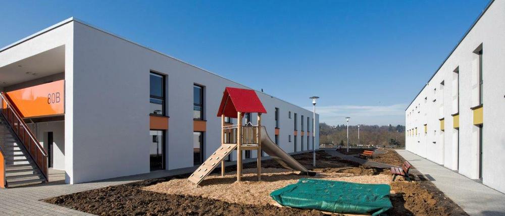 Spartanisch sehen die Flüchtlingsunterkünfte in modularer Bauweise von der Firma Züblin aus. Sie sind innerhalb von vier Monaten bezugsfertig.