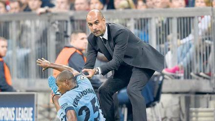 Aufbauhilfe. Guardiola soll Manchester City zu neuem Glanz führen, hier hilft er schon einmal Fernandinho in der Champions League auf die Beine. Foto: Imago/MIS