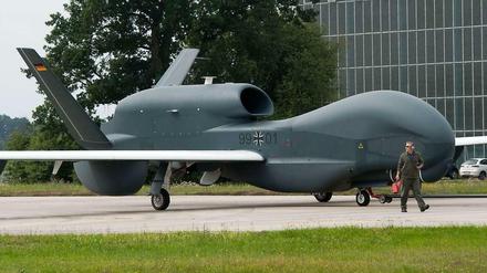 "Euro Hawk": Die Bundeswehr hatte offenbar schon 2009 Hinweise auf Probleme mit der Aufklärungsdrohne.