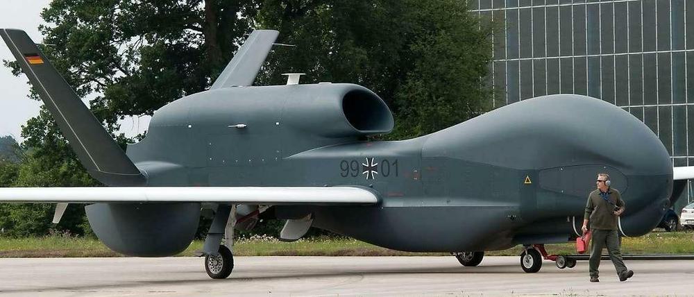 "Euro Hawk": Die Bundeswehr hatte offenbar schon 2009 Hinweise auf Probleme mit der Aufklärungsdrohne.