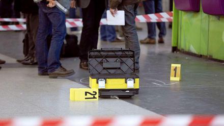 Französische Sicherheitskräfte untersuchen den Ort, an dem ein Soldat von einem Mann mit einem Messer attackiert wurde.