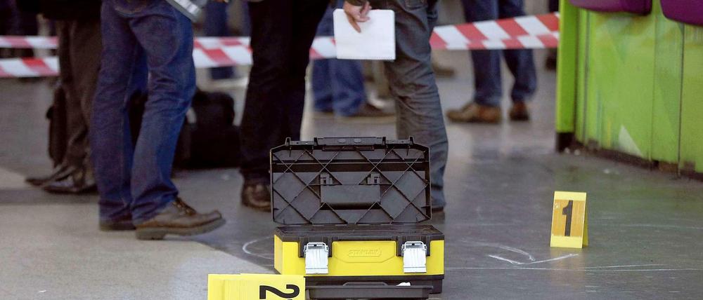 Französische Sicherheitskräfte untersuchen den Ort, an dem ein Soldat von einem Mann mit einem Messer attackiert wurde.