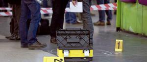 Französische Sicherheitskräfte untersuchen den Ort, an dem ein Soldat von einem Mann mit einem Messer attackiert wurde.