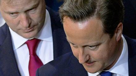Will Entschlossenheit demonstrieren: Großbritanniens Premierminister David Cameron während der Queen's Speech. Im Hintergrund Nick Clegg, Chef der Liberaldemokraten, mit denen Camerons Tories koalieren.