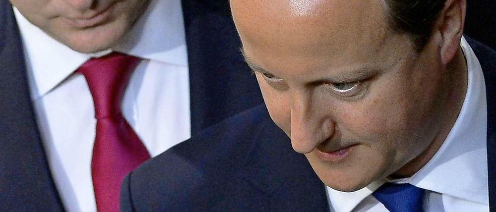 Will Entschlossenheit demonstrieren: Großbritanniens Premierminister David Cameron während der Queen's Speech. Im Hintergrund Nick Clegg, Chef der Liberaldemokraten, mit denen Camerons Tories koalieren.
