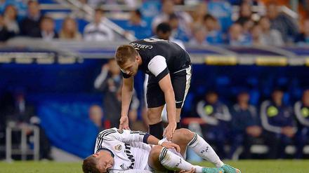 Schmerzverzerrt. Mesut Özil verletzt sich gegen Malaga.