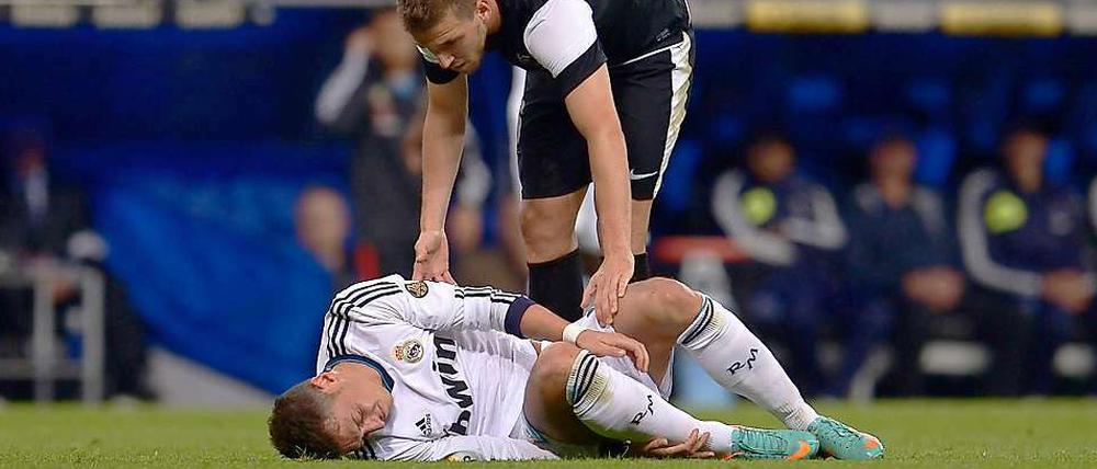 Schmerzverzerrt. Mesut Özil verletzt sich gegen Malaga.