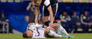 Schmerzverzerrt. Mesut Özil verletzt sich gegen Malaga.
