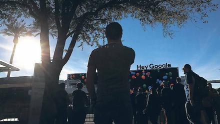 Geschäfte unter Palmen. Auch viele Berliner Unternehmen sind auf der CES, der Kartenspezialist Here hat sogar einen großen eigenen Pavillon direkt gegenüber von Google. Foto: Justin Sullivan/AFP