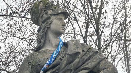 Schön gemacht. Die Borussia-Statue im Preußenpark trägt Hertha-Schal.