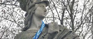 Schön gemacht. Die Borussia-Statue im Preußenpark trägt Hertha-Schal.