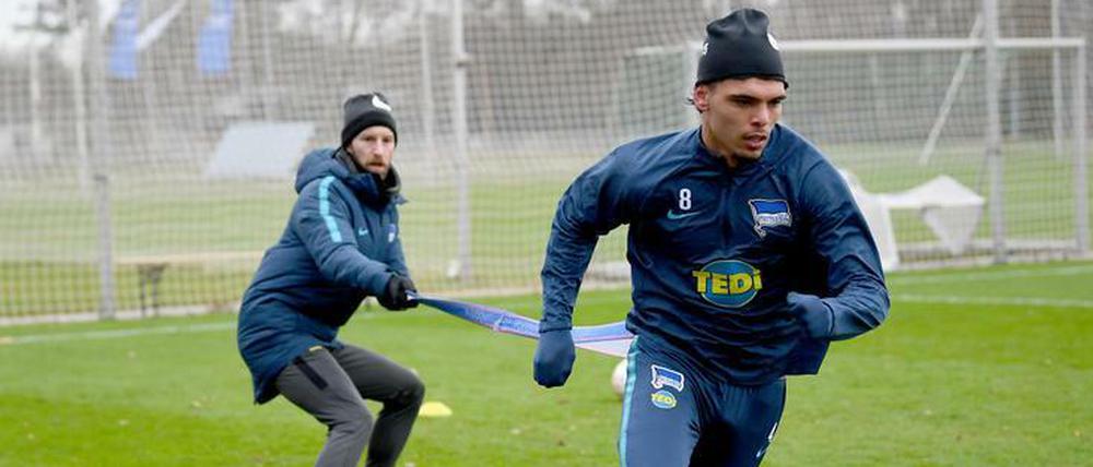 Karim Rekik (vorn) steht vor seinem Comeback für Hertha BSC.