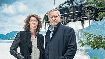 Nicht schön. Bibi Fellner (Adele Neuhauser) und Moritz Eisner (Harald Krassnitzer) werden mit einer Leiche am schönen Wolfgangsee konfrontiert.