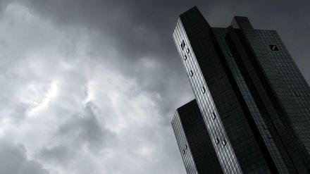 Die Zeit der Entscheidung rückt nahe: Die Deutsche Bank bereitet sich wohl auf den Verkauf der Postbank vor. Für viele Menschen bedeutet das den Verlust ihrer Jobs. 