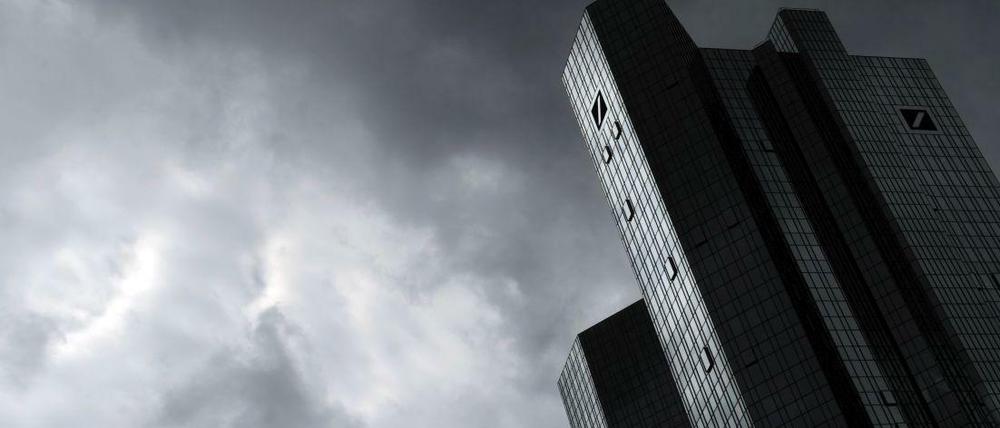 Die Zeit der Entscheidung rückt nahe: Die Deutsche Bank bereitet sich wohl auf den Verkauf der Postbank vor. Für viele Menschen bedeutet das den Verlust ihrer Jobs. 
