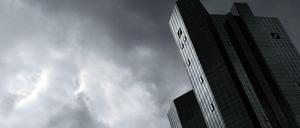 Die Zeit der Entscheidung rückt nahe: Die Deutsche Bank bereitet sich wohl auf den Verkauf der Postbank vor. Für viele Menschen bedeutet das den Verlust ihrer Jobs.