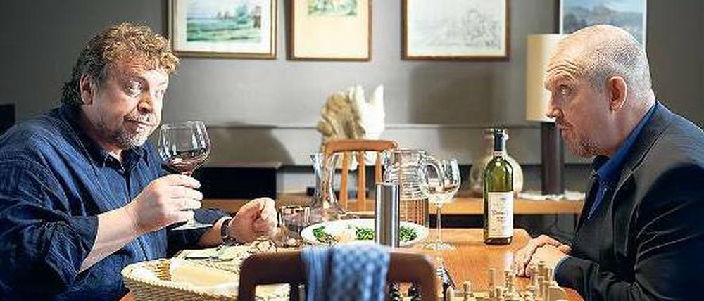 Lecker Barsch. Ralf Trimborn (Armin Rohde, links) bekommt beim Abendessen unerwarteten Besuch von Kommissar Freddy Schenk (Dietmar Bär). Er lädt ihn zu Speis und Trank ein, Schenk lehnt ab.
