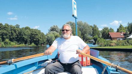Hol’ über. Von 2003 bis 2013 legte sich Roni Kebelmann auf Paule III in die Ruder, dann wurde der Kahn stillgelegt. Ab Mai ist er aber nun wieder Fährmann. 