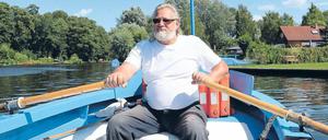 Hol’ über. Von 2003 bis 2013 legte sich Roni Kebelmann auf Paule III in die Ruder, dann wurde der Kahn stillgelegt. Ab Mai ist er aber nun wieder Fährmann. 