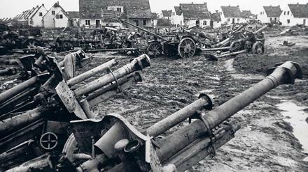 Am 16. April 1945 begann der Angriff der Roten Armee auf die letzte Abwehrstellung der Wehrmacht auf den Seelower Höhen – diese wurde drei Tage später durchbrochen. Die Aufnahme zeigt deutsche Geschütze, die bei der Schlacht von den Sowjets erbeutet worden waren. 