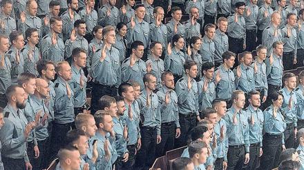 Auf die Verfassung: Berufsanfängerinnen und -anfänger bei der Polizei schwören einen Eid auf das Grundgesetz - wie alle übrigen Beamten auch. 