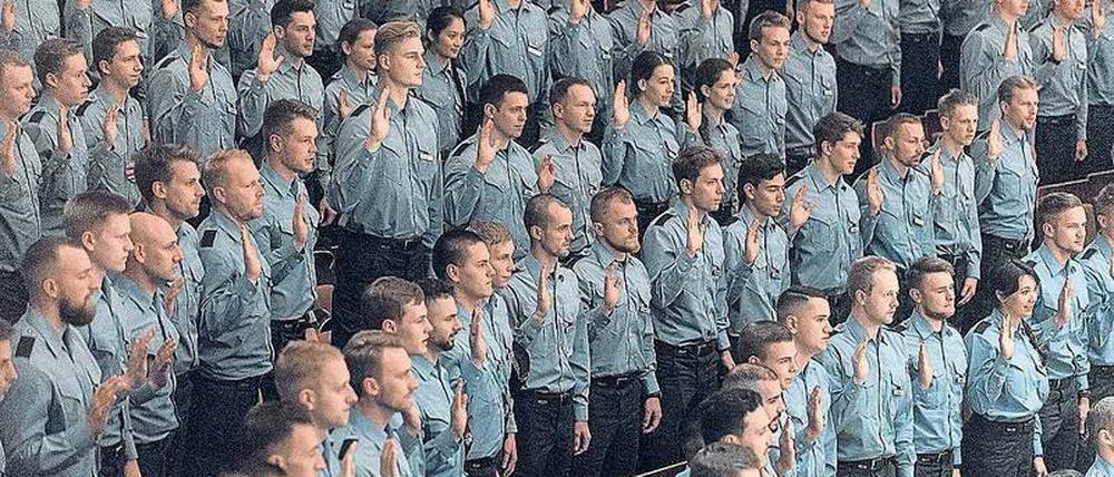 Auf die Verfassung: Berufsanfängerinnen und -anfänger bei der Polizei schwören einen Eid auf das Grundgesetz - wie alle übrigen Beamten auch. 