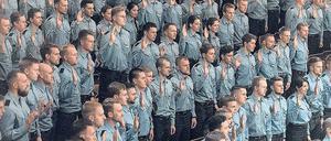 Auf die Verfassung: Berufsanfängerinnen und -anfänger bei der Polizei schwören einen Eid auf das Grundgesetz - wie alle übrigen Beamten auch. 