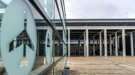Piktogramme an einer Scheibe vor dem Terminal des Hauptstadtflughafens BER