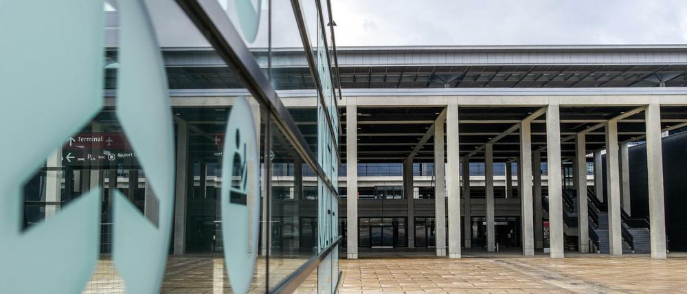Piktogramme an einer Scheibe vor dem Terminal des Hauptstadtflughafens BER