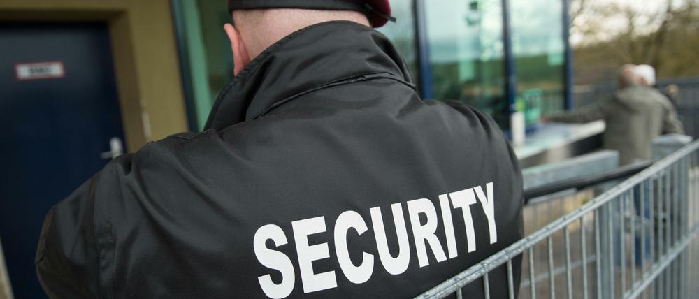 Ein Securitymitarbeiter (Symbolbild)