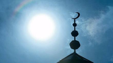 Moscheen – hier der Halbmond auf dem Minarett der Abubakr-Moschee in Frankfurt – ins nichtmuslimische Umfeld zu öffnen, ist eine der Forderungen auf der Islamkonferenz.