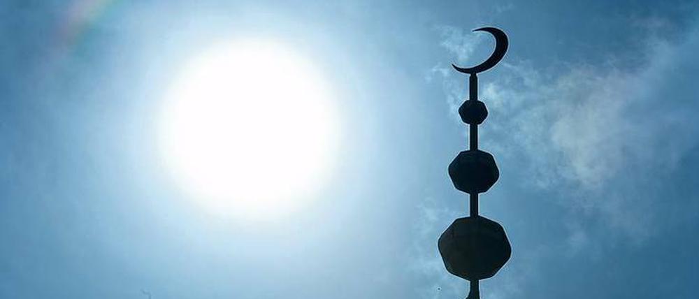 Moscheen – hier der Halbmond auf dem Minarett der Abubakr-Moschee in Frankfurt – ins nichtmuslimische Umfeld zu öffnen, ist eine der Forderungen auf der Islamkonferenz.