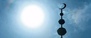 Moscheen – hier der Halbmond auf dem Minarett der Abubakr-Moschee in Frankfurt – ins nichtmuslimische Umfeld zu öffnen, ist eine der Forderungen auf der Islamkonferenz.