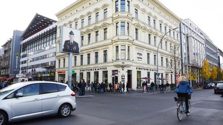 Der Checkpoint Charlie ist ein beliebter Ort bei Touristen.   