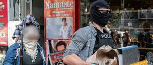 Ermittler nach einer Razzia bei einem Mitglied einer arabischen Großfamilie in Berlin im September