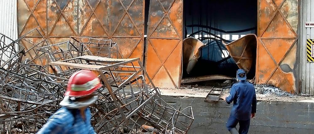 Völlig ausgebrannt ist die Textilfabrik im pakistanischen Karachi im September 2012.