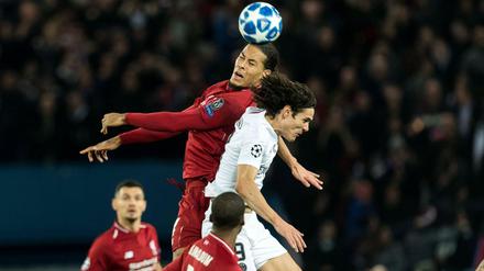 Kampf um die Lufthoheit: Liverpools Virgil van Dijk springt höher als Edinson Cavani von Paris.