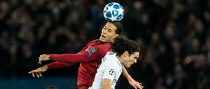 Kampf um die Lufthoheit: Liverpools Virgil van Dijk springt höher als Edinson Cavani von Paris.