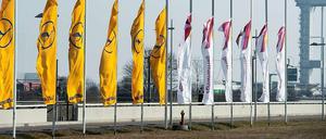 Auf Halbmast: Die Flaggen von Lufthansa und Germanwings auf dem Flughafen Leipzig/Halle