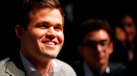 Der alte und neue Weltmeister: Magnus Carlsen aus Norwegen. Im Hintergrund Herausforderer Fabiano Caruana.