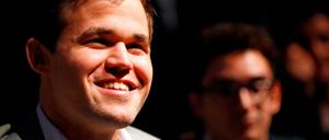 Der alte und neue Weltmeister: Magnus Carlsen aus Norwegen. Im Hintergrund Herausforderer Fabiano Caruana.